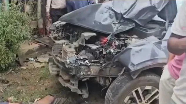 CG : भीषण सड़क हादसा, कार – बाइक की टक्कर में रोजगार सहायक की मौत, एक की हालत गंभीर