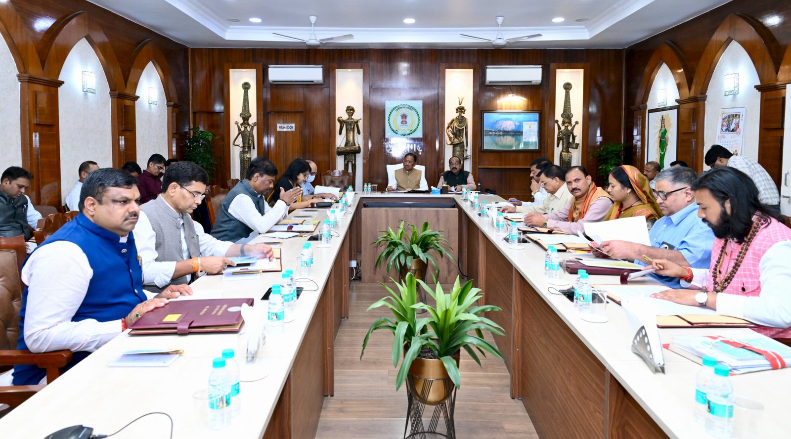मुख्यमंत्री विष्णु देव साय की अध्यक्षता मे सिविल लाइन स्थित निवास कार्यालय में केबिनेट की बैठक प्रारम्भ