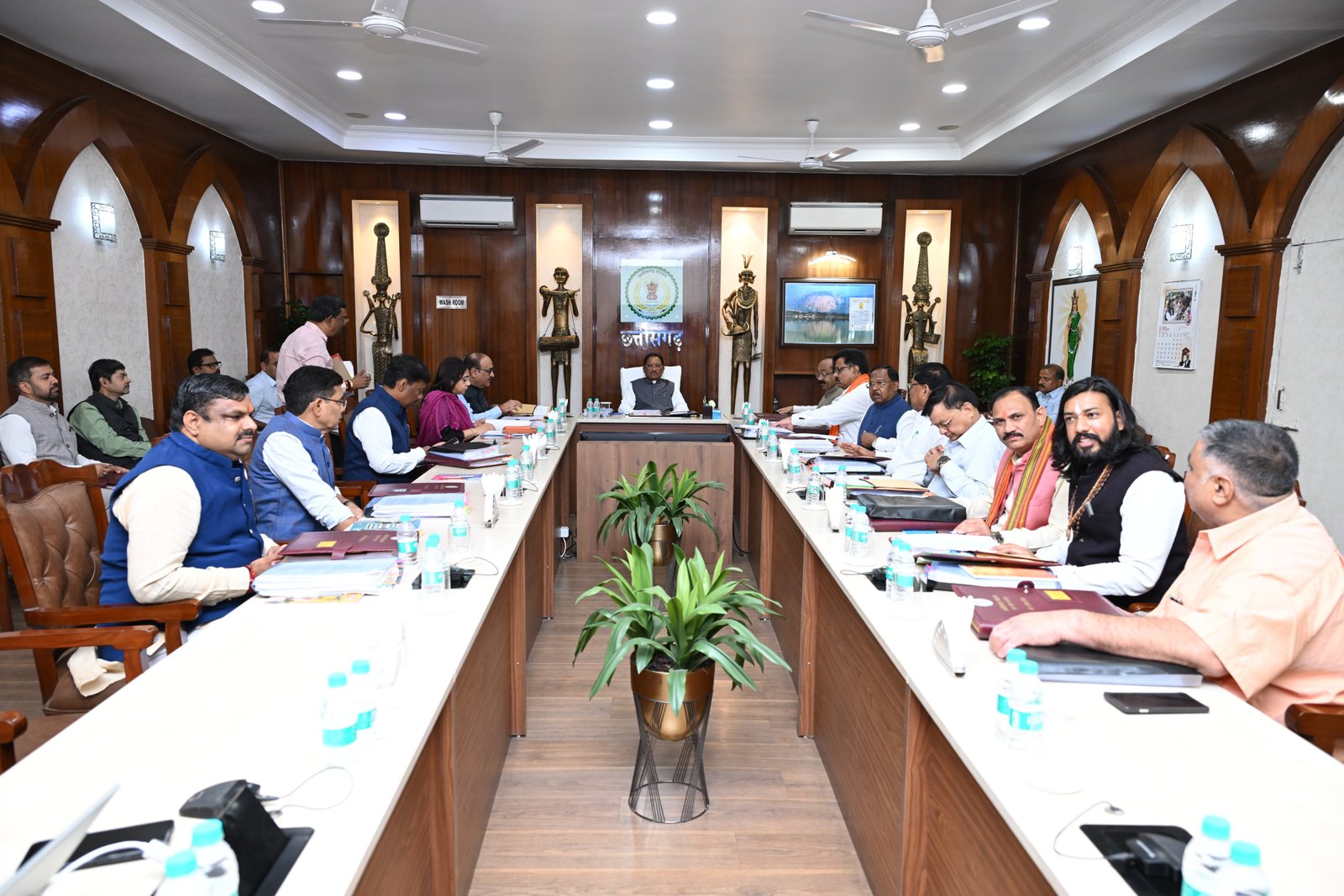 मुख्यमंत्री विष्णु देव साय की अध्यक्षता में आज  सिविल लाइन स्थित मुख्यमंत्री निवास में मंत्री परिषद की बैठक प्रारम्भ