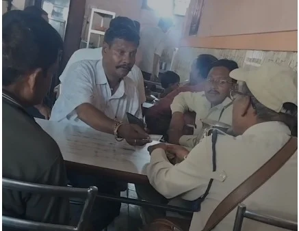 CG : दो पुलिसकर्मियों का पैसे के लेनदेन का वीडियो वायरल, सरकारी रिकॉर्ड उपलब्ध कराने के बदले रकम लेने की चर्चा