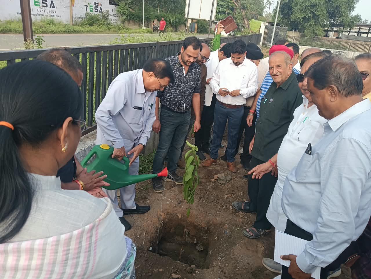 गांधी जयंती के अवसर पर श्रम मंत्री लखनलाल देवांगन ने पौधे रोपकर दिया पर्यावरण संरक्षण का संदेश