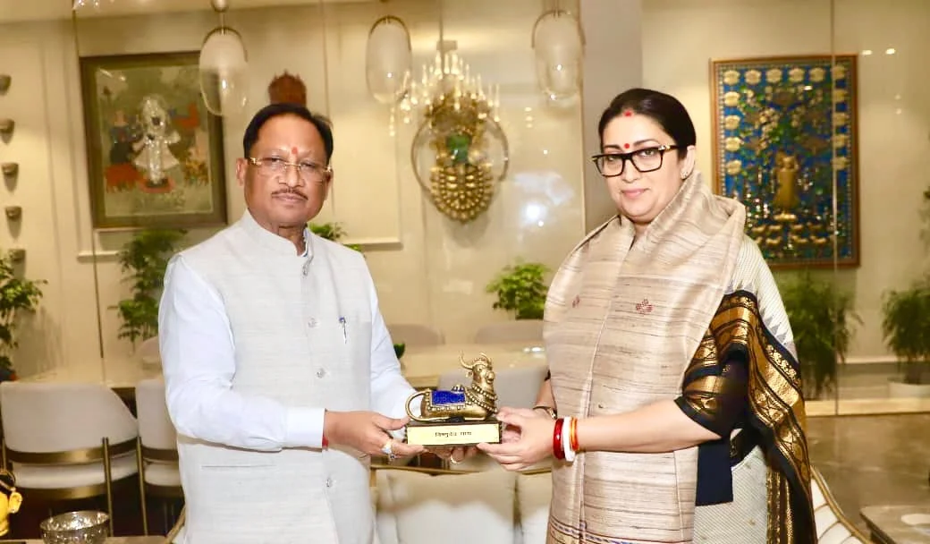 मुख्यमंत्री ने प्रदेश प्रभारी स्मृति ईरानी से की मुलाकात, बस्तर के विकास मॉडल और जनकल्याणकारी योजनाओं पर की चर्चा