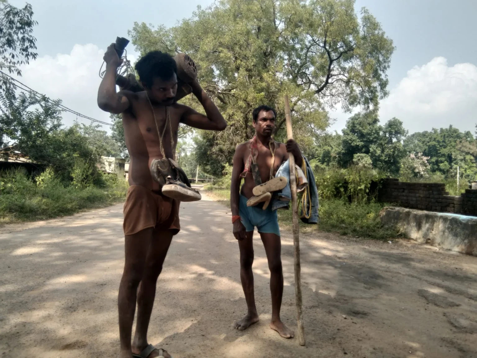 CG News : पंप चोरी के आरोप में दो लोगों को जूतों की माला पहनाकर गांव में घुमाया, मारपीट का वीडियो वायरल