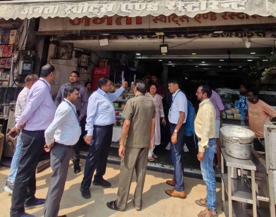CG : गंदगी मिलने पर 150 किलो मिठाई और 10 किलो पनीर नष्ट; लाइसेंस निलंबित, तीन दिन दुकानें बंद रखने के निर्देश