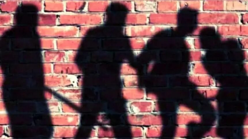 निर्वस्त्र कर बेल्ट से पीटा, निजी अंगों पर पेट्रोल डालने का आरोप… युवक से बर्बरता का वीडियो वायरल