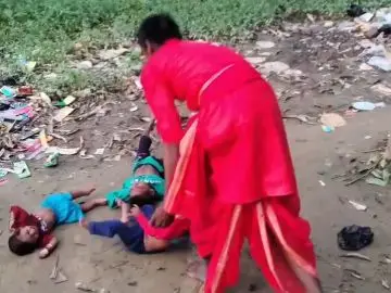 मासूमों के साथ ये कैसा इलाज? तांत्रिक बच्चों को हवा में उछालता रहा, वीडियो सामने आते ही मचा हड़कंप