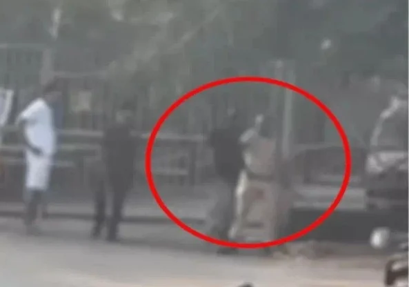 CG : सीएम हाउस के गेट पर हंगामा युवक ने पुलिसकर्मियों पर किया हमला, बल प्रयोग कर हिरासत में लिया गया