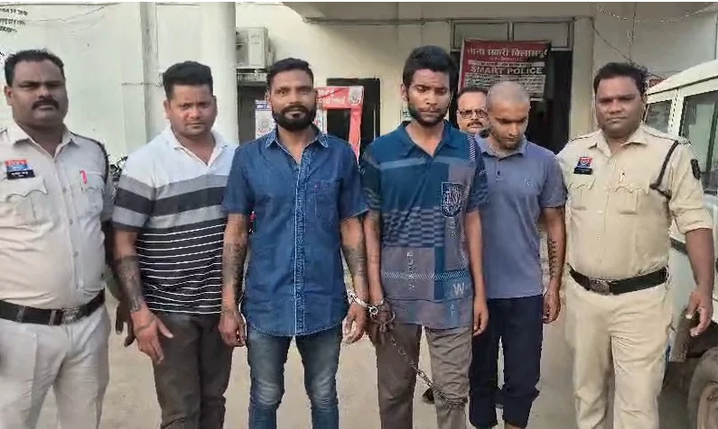 CG Crime : निलंबित आरक्षक ने अपने ही घर में की चोरी, दो साथियों के साथ गिरफ्तार