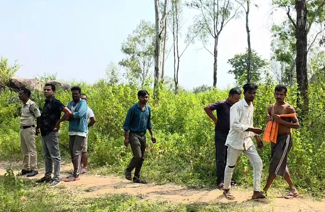 पेड़ पर फांसी के फंदे पर लटकी मिली कोरबा में पदस्थ पुलिस जवान की लाश चेहरे के निशान और दुपट्टे ने बढ़ाया हत्या का शक