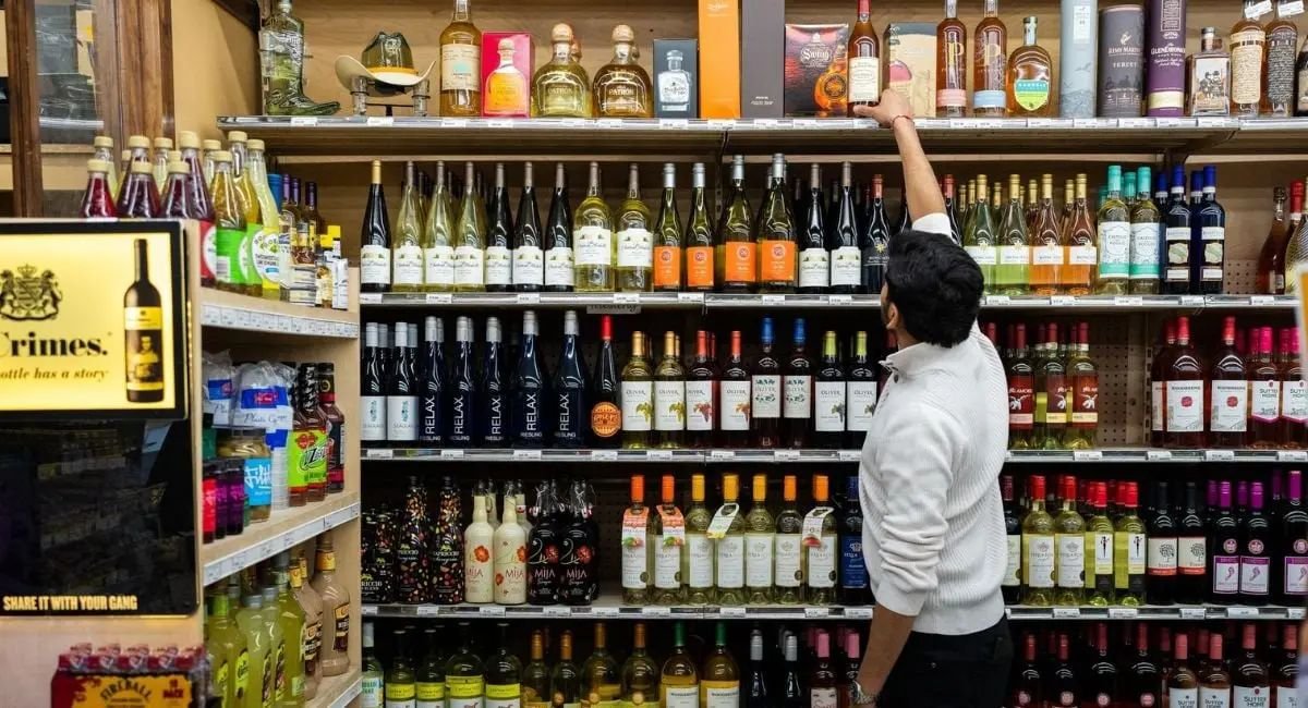 Liquor Shop Close : बंद रहेंगी शराब की सभी दुकानें, अवैध रूप से बेची तो होगी तगड़ी कार्रवाई, जानिए क्या है वजह?